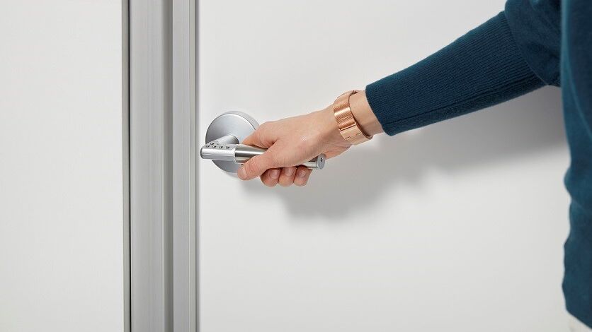 Der Türdrücker mit integriertem PIN-Pad verschliesst die Tür sicher, ganz ohne Kabel, teures Zugangskontrollsystem, lästige Schlüssel oder grössere Umbauten.
