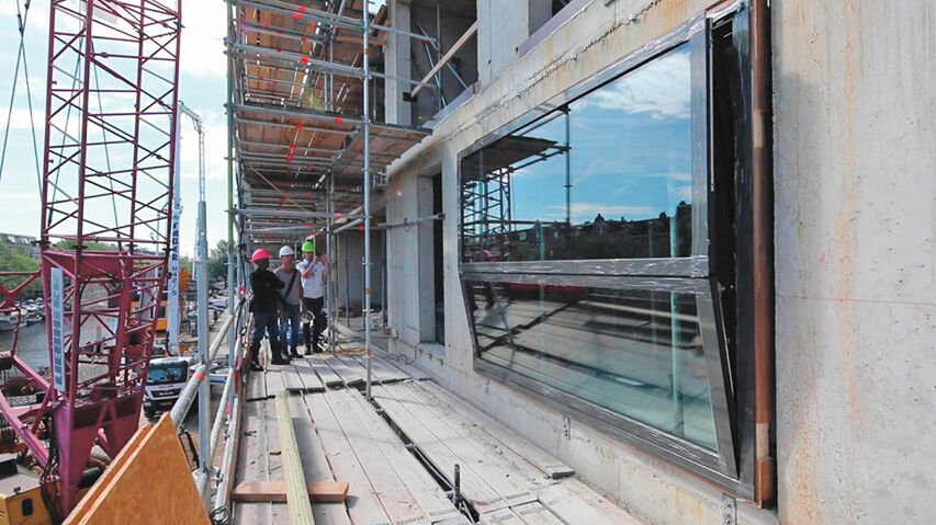 Angeschlagen auf derselben Flucht wie alle anderen Fenster - jedoch faltet es sich auf Knopfdruck gegen aussen.