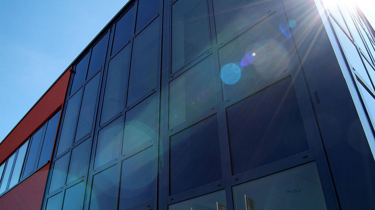 Das dimmbare Sonnenschutzglas Infraselect sorgt für Verschattung.