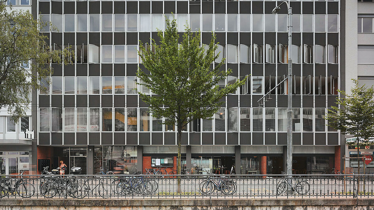 Das Farelhaus Biel mit seiner Vorhangfassade ist ein bedeutender Architekturzeuge aus den späten fünfziger Jahren und ein Frühwerk des Architekten Max Schlup.