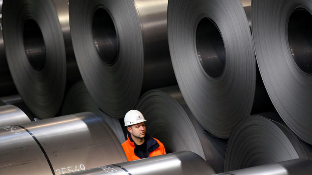 Ein Mitarbeiter von Thyssenkrupp inmitten von Rohstahlrollen im Stahlwerk von Duisburg.