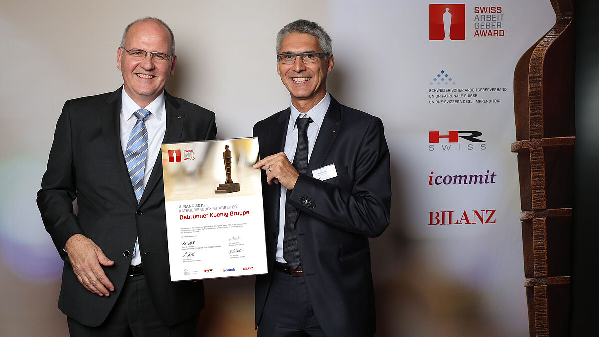 Philippe Dietziker (rechts), CEO der Debrunner Koenig Gruppe, nahm stellvertretend für alle Mitarbeitenden die Auszeichnung entgegen.
