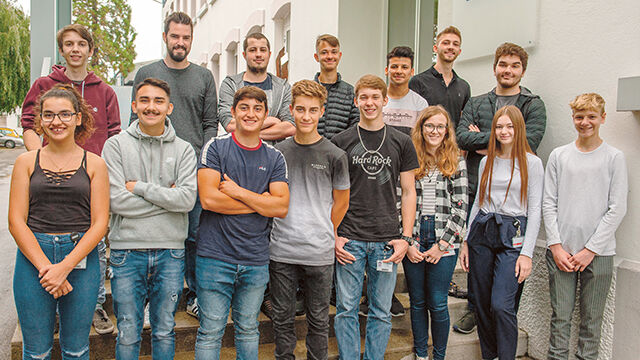 Die 15 neuen Lernenden der Ernst Schweizer AG

